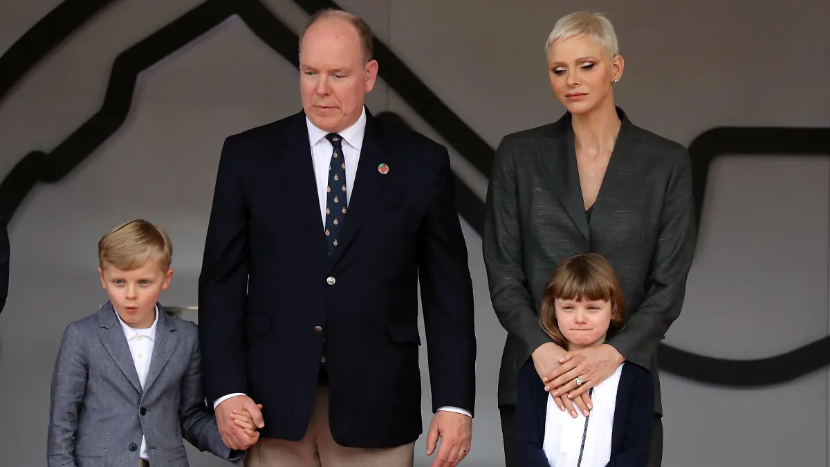 Pinz Jacques, Fürst Albert von Monaco, Fürstin Charlene von Monaco und Prinzessin Gabriella, Siegerehrung Formel E FIA Weltmeisterschaft, Saison 8, Monaco E- Prix, 30.04.2022, MCO *** Pinz Jacques, Prince Albert of Monaco, Princess Charlene of Monaco and Princess Gabriella, Award Ceremony Formula E FIA World Championship, Season 8, Monaco E Prix, 30 04 2022, MCO