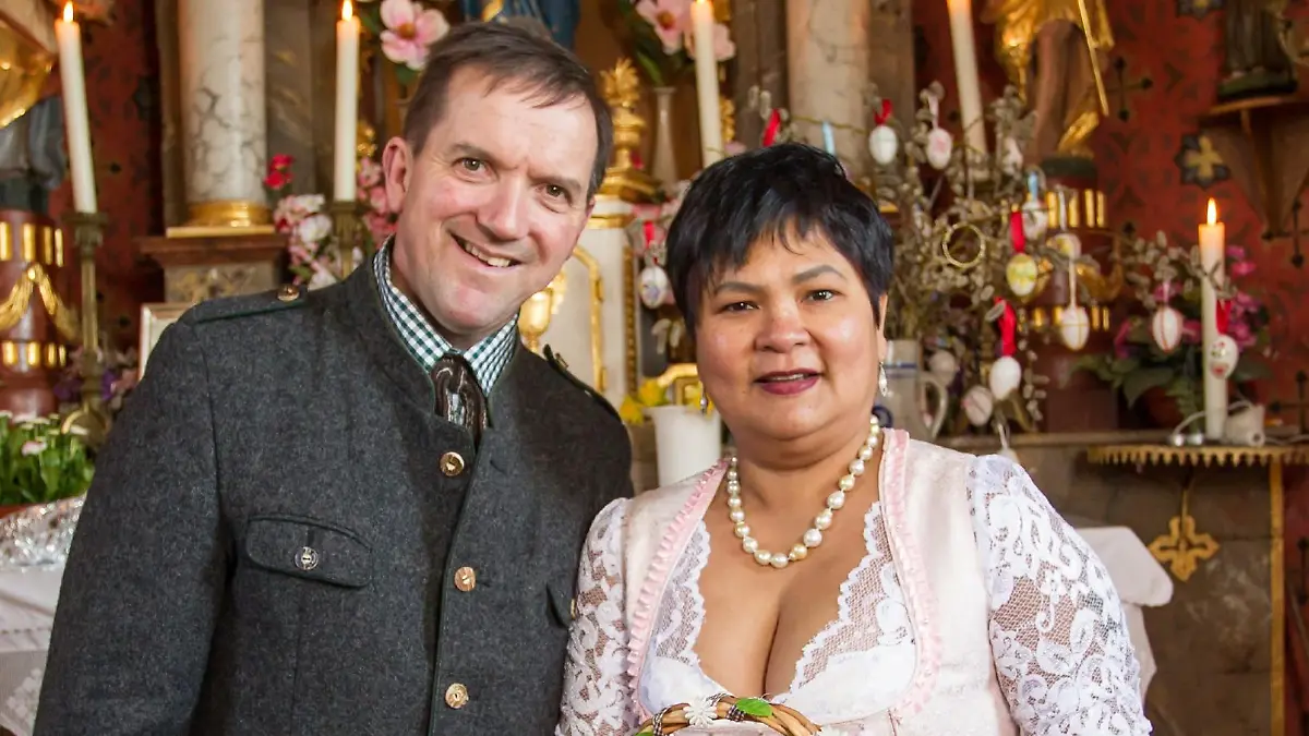 Für den gläubigen Josef darf ein Besuch mit Narumol und dem Rest der Familie in der Dorfkapelle zu Ostern natürlich nicht fehlen. In der Kapelle werden die Ostergaben gesegnet und Osterkerzen angezündet.