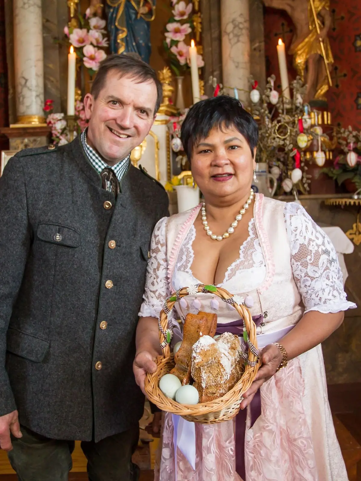 Für den gläubigen Josef darf ein Besuch mit Narumol und dem Rest der Familie in der Dorfkapelle zu Ostern natürlich nicht fehlen. In der Kapelle werden die Ostergaben gesegnet und Osterkerzen angezündet.