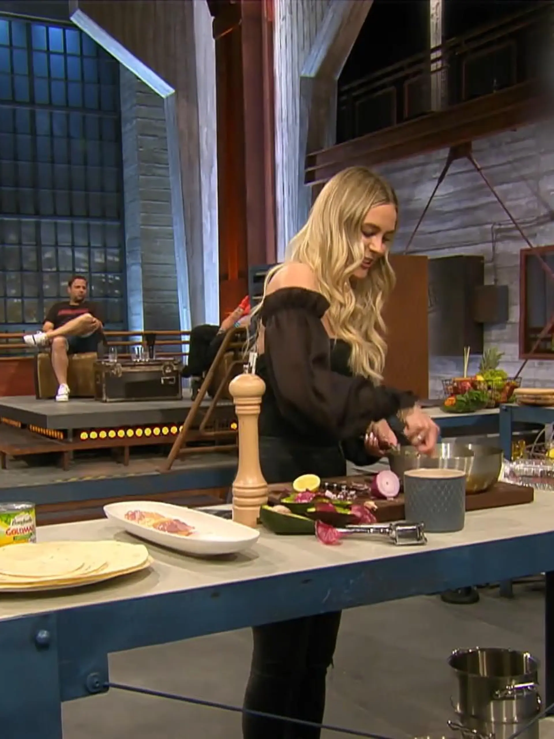 Bild zu: "Dagi Bee warnt Oliver Pocher bei "Grill den Henssler"."