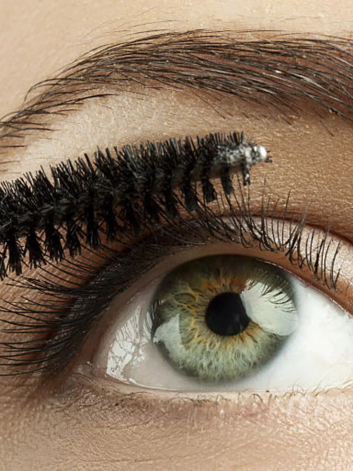 Bild zu: "Naturkosmetik-Mascara überzeugt im Öko-Test"