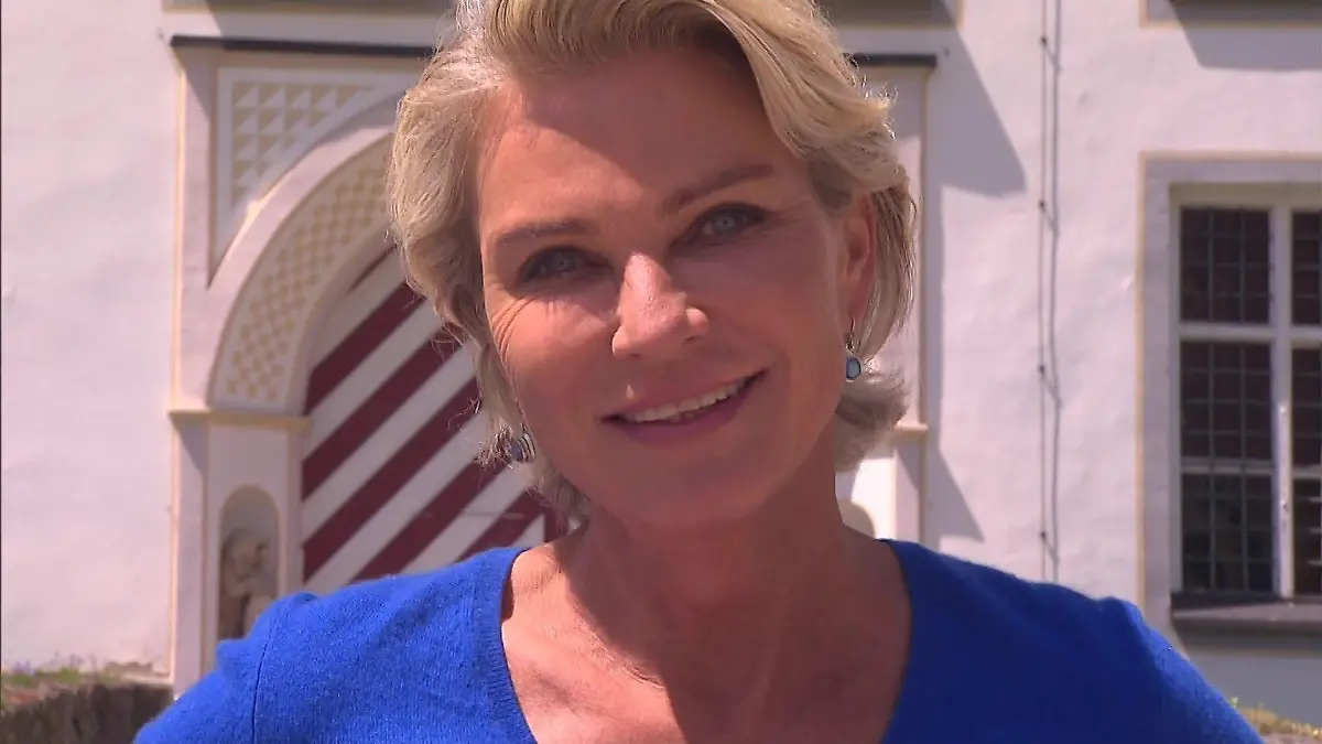 Stephanie Gräfin von Pfuel startet mit 59 nochmal durch.