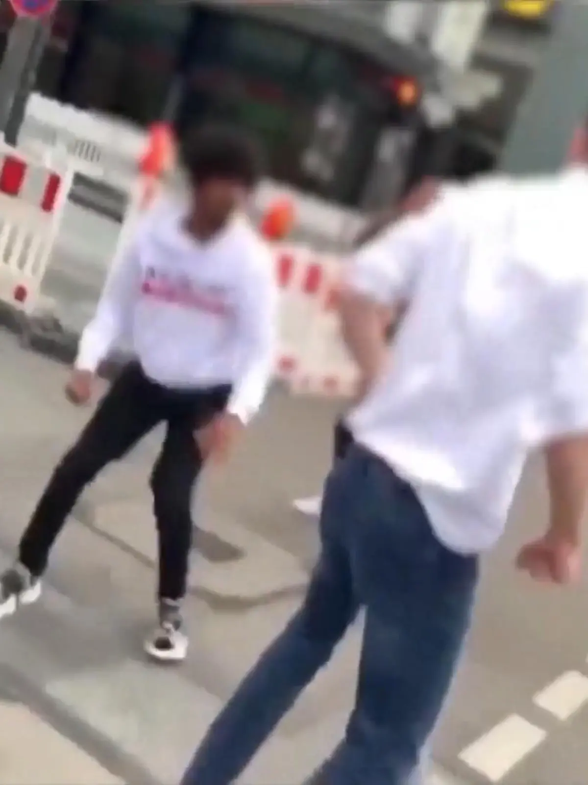 Rassistische Attacke mitten auf der Rheinstraße in Darmstadt: Ein 35-Jähriger soll fremdenfeindliche Parolen gerufen haben und auf zwei Schwarze losgegangen sein. Die Polizei ermittelt zu dem Vorfall, wie sie am Donnerstag bekannt gab. Passanten filmten das Geschehen – die Attacke sehen Sie im Video.