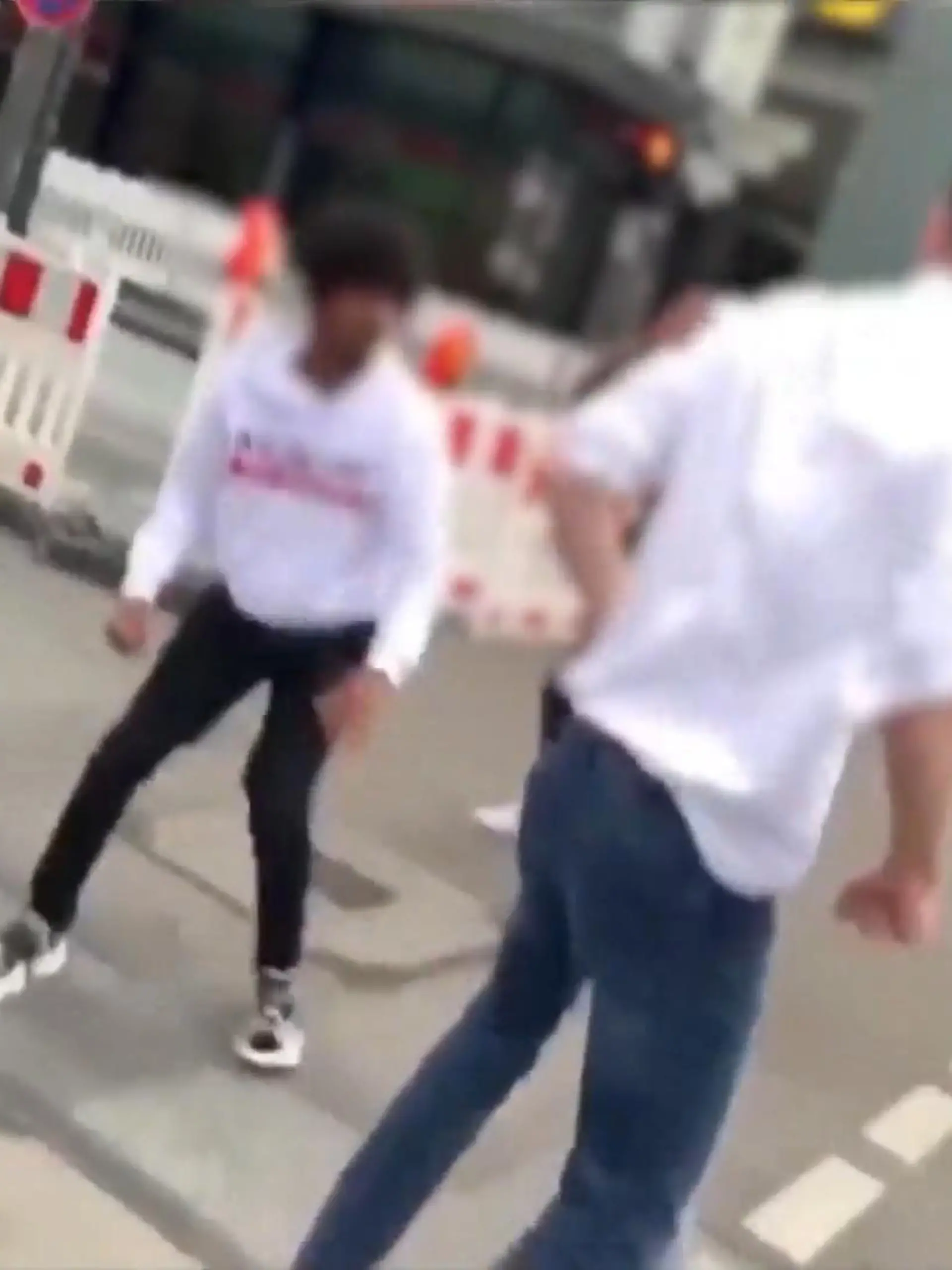 Rassistische Attacke mitten auf der Rheinstraße in Darmstadt: Ein 35-Jähriger soll fremdenfeindliche Parolen gerufen haben und auf zwei Schwarze losgegangen sein. Die Polizei ermittelt zu dem Vorfall, wie sie am Donnerstag bekannt gab. Passanten filmten das Geschehen – die Attacke sehen Sie im Video.