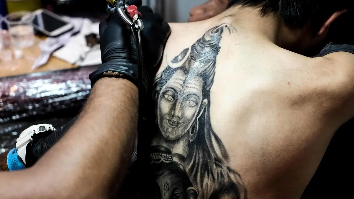 April 2, 2016 - Kathmandu, Nepal - A tattoo artist works on a tattoo during the 6th International Nepal Tattoo Convention in Kathmandu, Nepal on April 2, 2016. Kathmandu Nepal PUBLICATIONxINxGERxSUIxAUTxONLY - ZUMAn230April 2 2016 Kathmandu Nepal a Tattoo Artist Works ON a Tattoo during The 6th International Nepal Tattoo Convention in Kathmandu Nepal ON April 2 2016 Kathmandu Nepal PUBLICATIONxINxGERxSUIxAUTxONLY