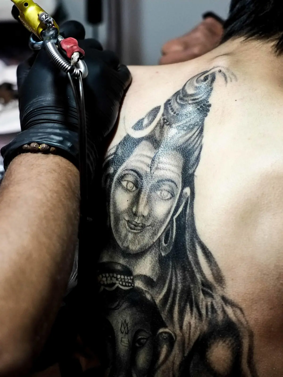 April 2, 2016 - Kathmandu, Nepal - A tattoo artist works on a tattoo during the 6th International Nepal Tattoo Convention in Kathmandu, Nepal on April 2, 2016. Kathmandu Nepal PUBLICATIONxINxGERxSUIxAUTxONLY - ZUMAn230April 2 2016 Kathmandu Nepal a Tattoo Artist Works ON a Tattoo during The 6th International Nepal Tattoo Convention in Kathmandu Nepal ON April 2 2016 Kathmandu Nepal PUBLICATIONxINxGERxSUIxAUTxONLY