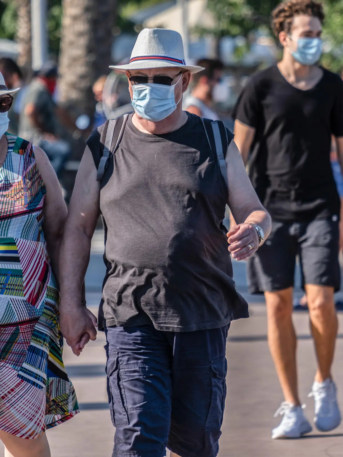 Menschen mit der vorgeschriebenen Hygienemaske in Barcelona