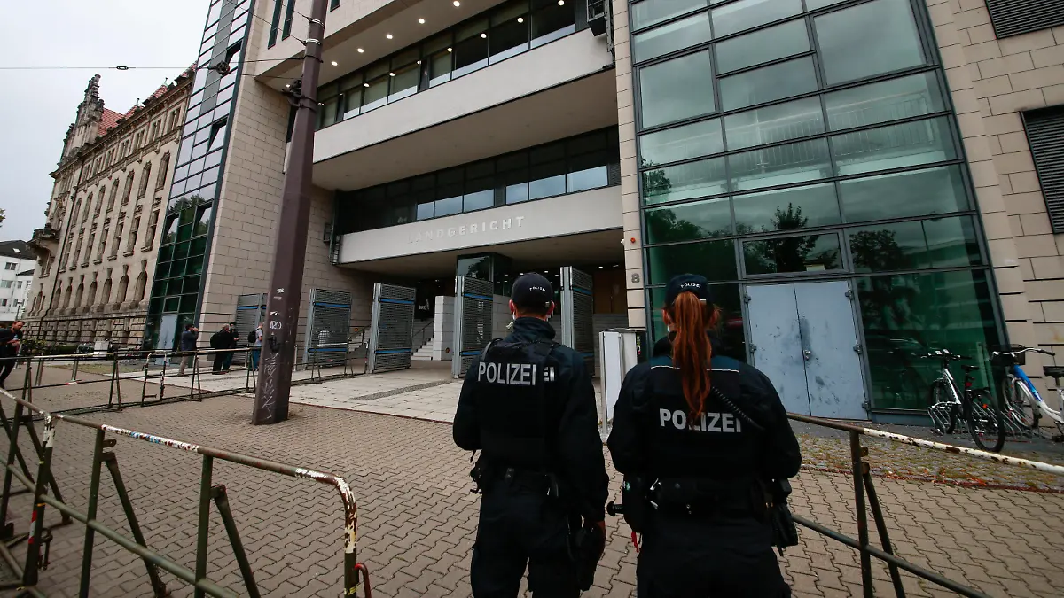  26.08.2020, xtgx, News Prozess, Strafverfahren gegen Stephan B. emspor, v.l. Polizisten vor dem Landgericht in Magdeburg Magdeburg *** 26 08 2020, xtgx, News Trial, Criminal proceedings against Stephan B emspor, v l police officers at the Magdeburg Regional Court Magdeburg