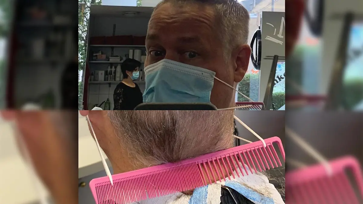 Bernd Fuchs beim Frisör mir Kamm als Mundschutzhalter