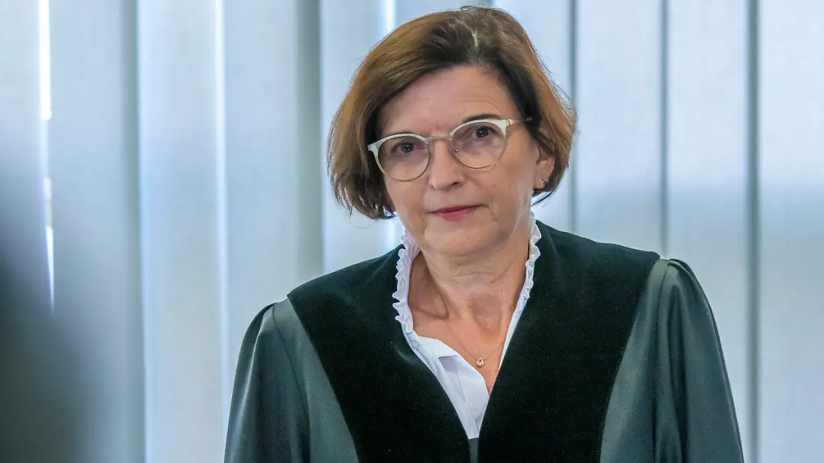 News Bilder des Tages 3. Prozesstag am Landgericht Magdeburg gegen Stephan Balliett den mutmaßlichen Attentäter von Halle Saale, Stephan Balliet. Verantwortlich ist der 1. Strafsenat des Oberlandesgericht Naumburg - sog. Staatsschutzsenat. Hier die richterin Ursula Mertens Prozessauftakt gegen Stephan Balliet *** 3 day trial at the Magdeburg Regional Court against Stephan Balliett the alleged assassin of Halle Saale, Stephan Balliet Responsible is the 1 Criminal Senate of the Naumburg Higher Regional Court so-called State Protection Senate Here the judge Ursula Mertens Trial start against Stephan Balliet
