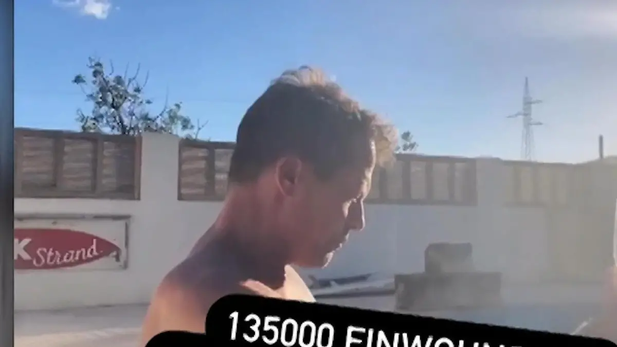 Til Schweiger feiert seinen Erfolg in einem Pool.