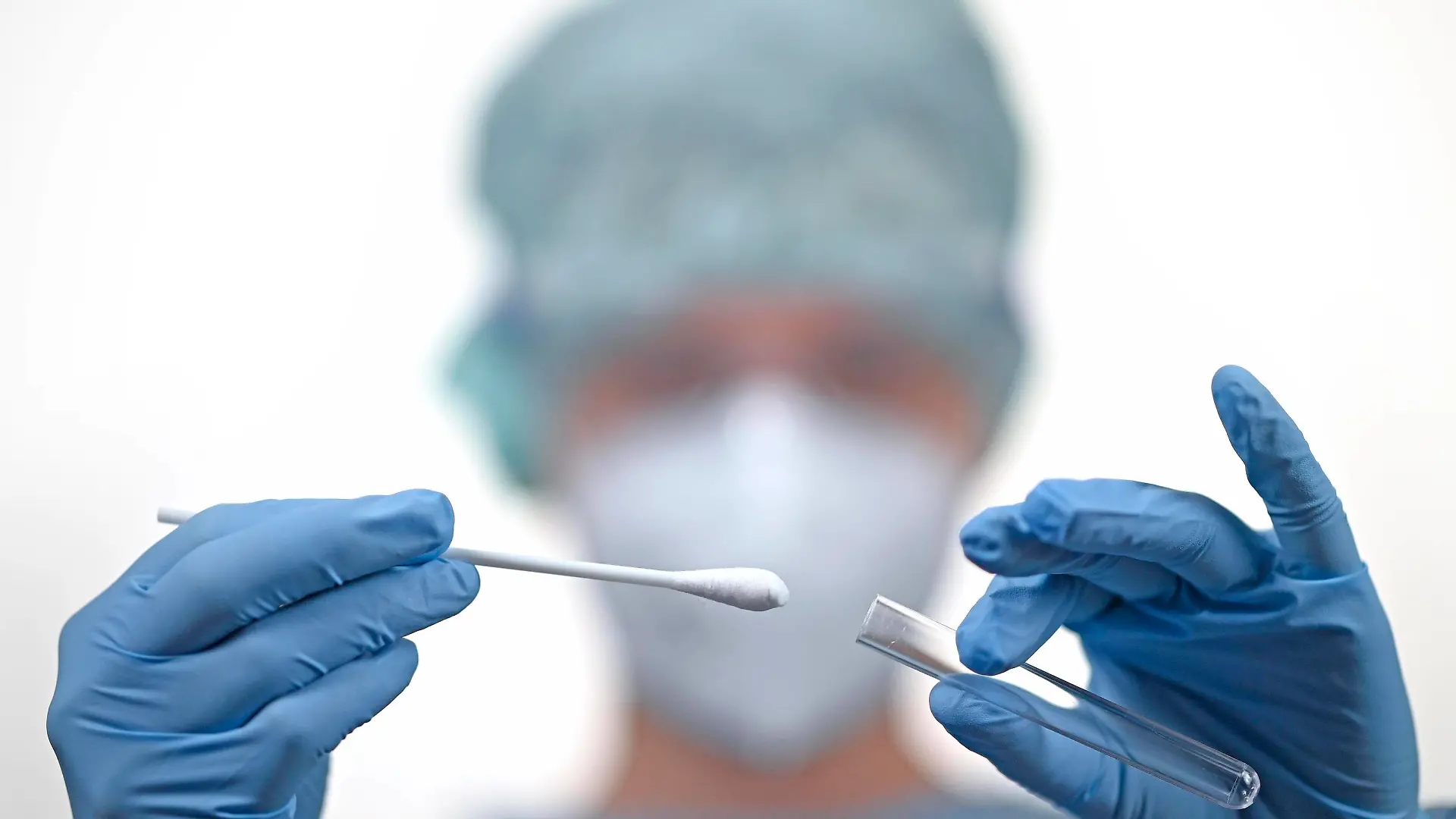 Medizinisches Personal beim RT-PCR, Real-time Reverse Transkriptase Polymerase-Kettenreaktion, Corona-Test, Corona-Krise, Baden-Württemberg, Deutschland, Europa *** Medical personnel in RT PCR, Real time Reverse Transcriptase Polymerase Chain Reaction, Corona Test, Corona Crisis, Baden Württemberg, Germany, Europe Copyright: imageBROKER/MichaelxWeber ibximw05851136.jpg Bitte beachten Sie die gesetzlichen Bestimmungen des deutschen Urheberrechtes hinsichtlich der Namensnennung des Fotografen im direkten Umfeld der Veröffentlichung!
