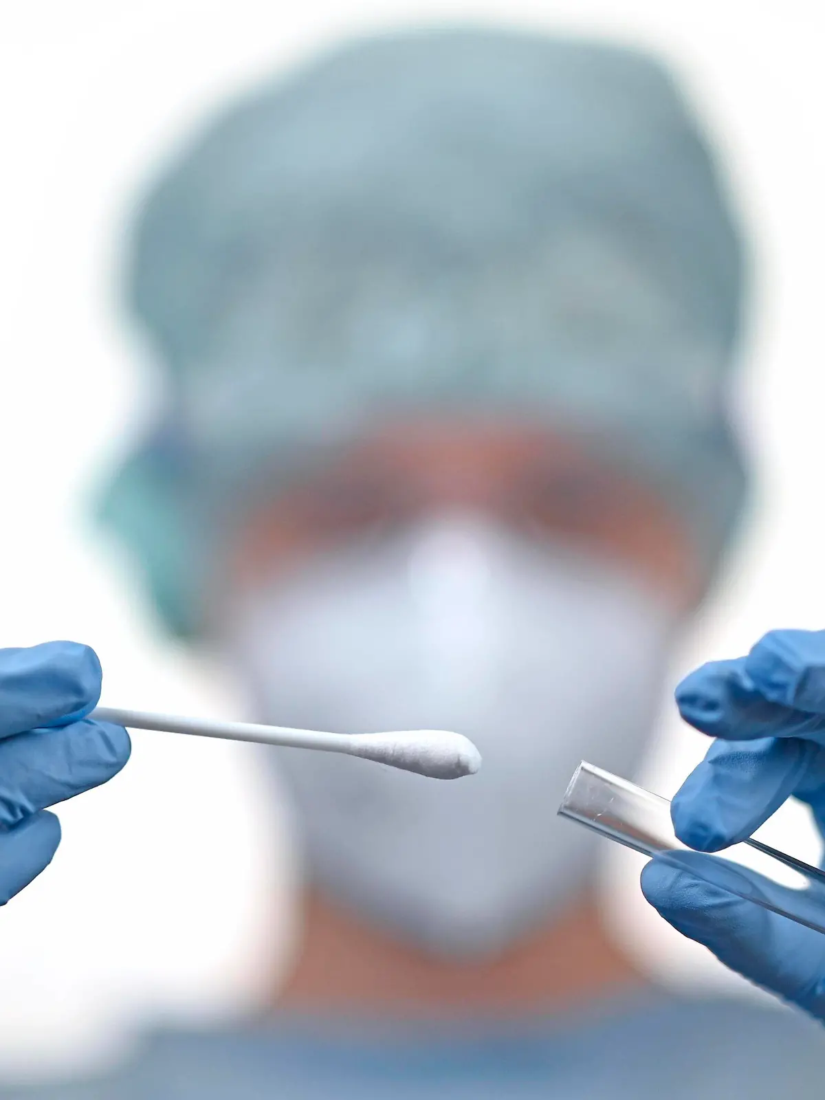  Medizinisches Personal beim RT-PCR, Real-time Reverse Transkriptase Polymerase-Kettenreaktion, Corona-Test, Corona-Krise, Baden-Württemberg, Deutschland, Europa *** Medical personnel in RT PCR, Real time Reverse Transcriptase Polymerase Chain Reaction, Corona Test, Corona Crisis, Baden Württemberg, Germany, Europe Copyright: imageBROKER/MichaelxWeber ibximw05851136.jpg Bitte beachten Sie die gesetzlichen Bestimmungen des deutschen Urheberrechtes hinsichtlich der Namensnennung des Fotografen im direkten Umfeld der Veröffentlichung!