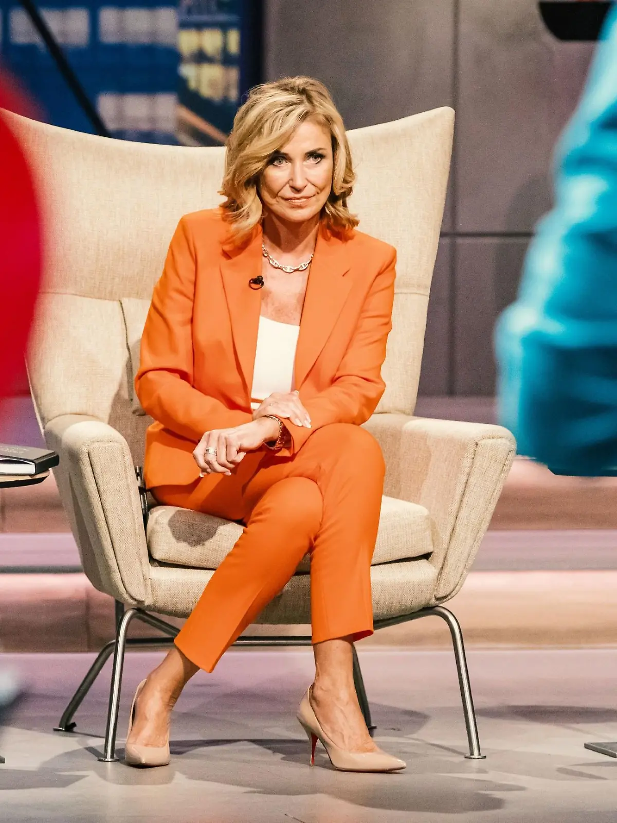 Investorin Dagmar Wöhrl nimmt das "DriveDressy"-Produkt genau unter die Lupe.