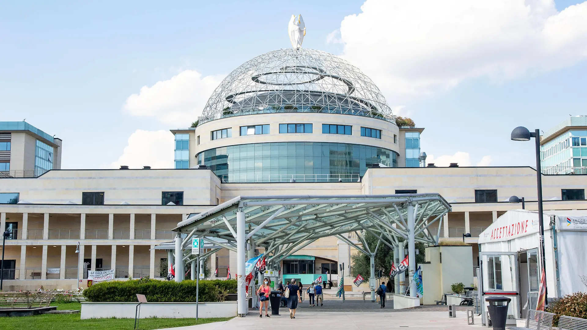 Milan, the San Raffaele hospital where the entrepreneur Flavio Briatore who tested positive for Covid has been hospitalized since Monday Editorial Usage Only PUBLICATIONxINxGERxAUTxONLY Copyright: xMassimoxAlbericox/xIPAx