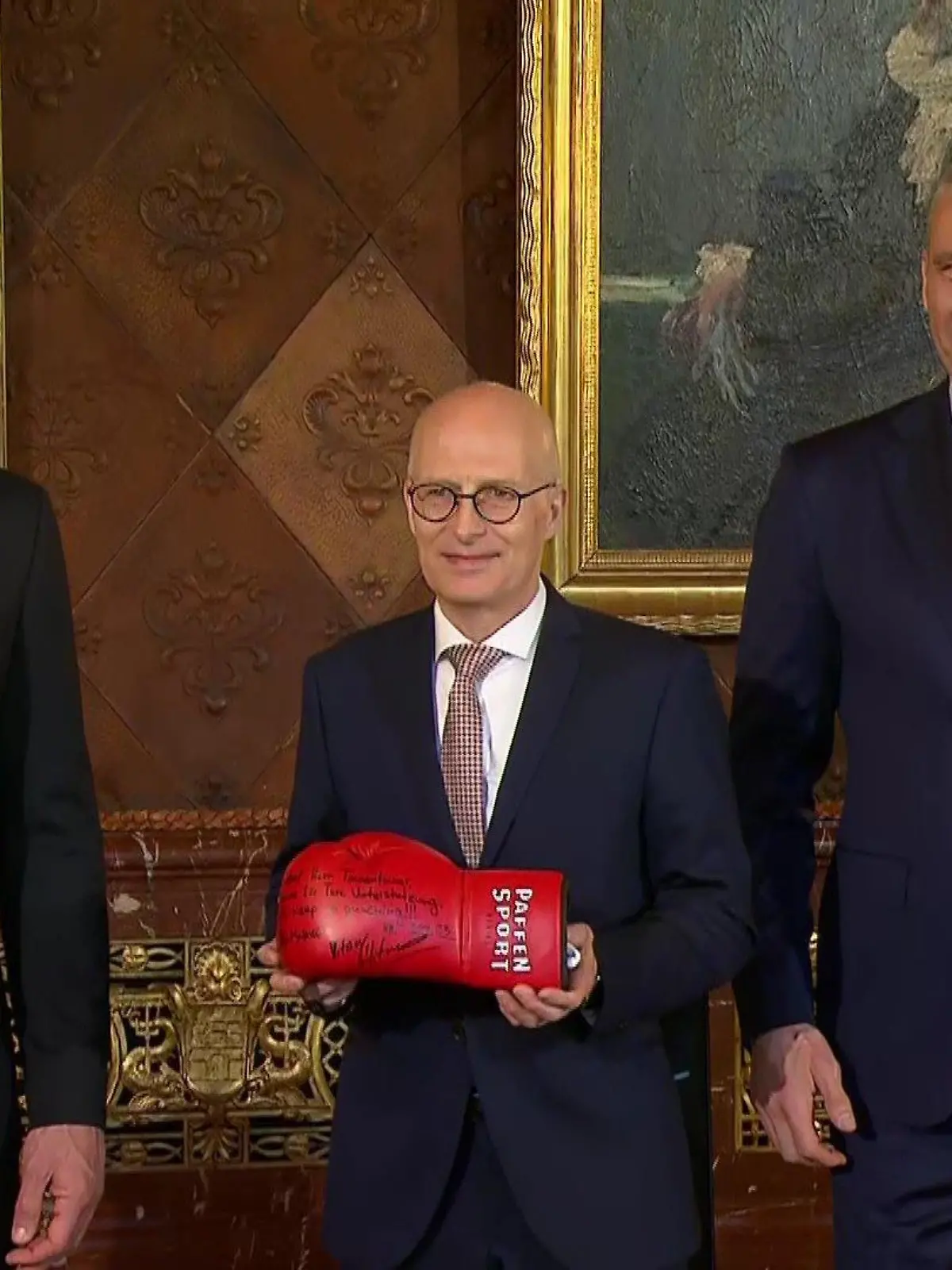Die Klitschkos zu Besuch bei Hamburgs Erstem Bürgermeister Peter Tschentscher. Als Geschenk gab's einen roten Boxhandschuh mit Einladung nach Kiew.