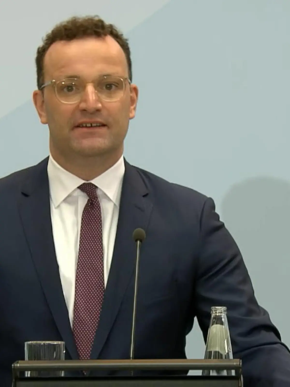 Bild zu: "Spahn zu den aktuellen Testregeln für Urlauber"