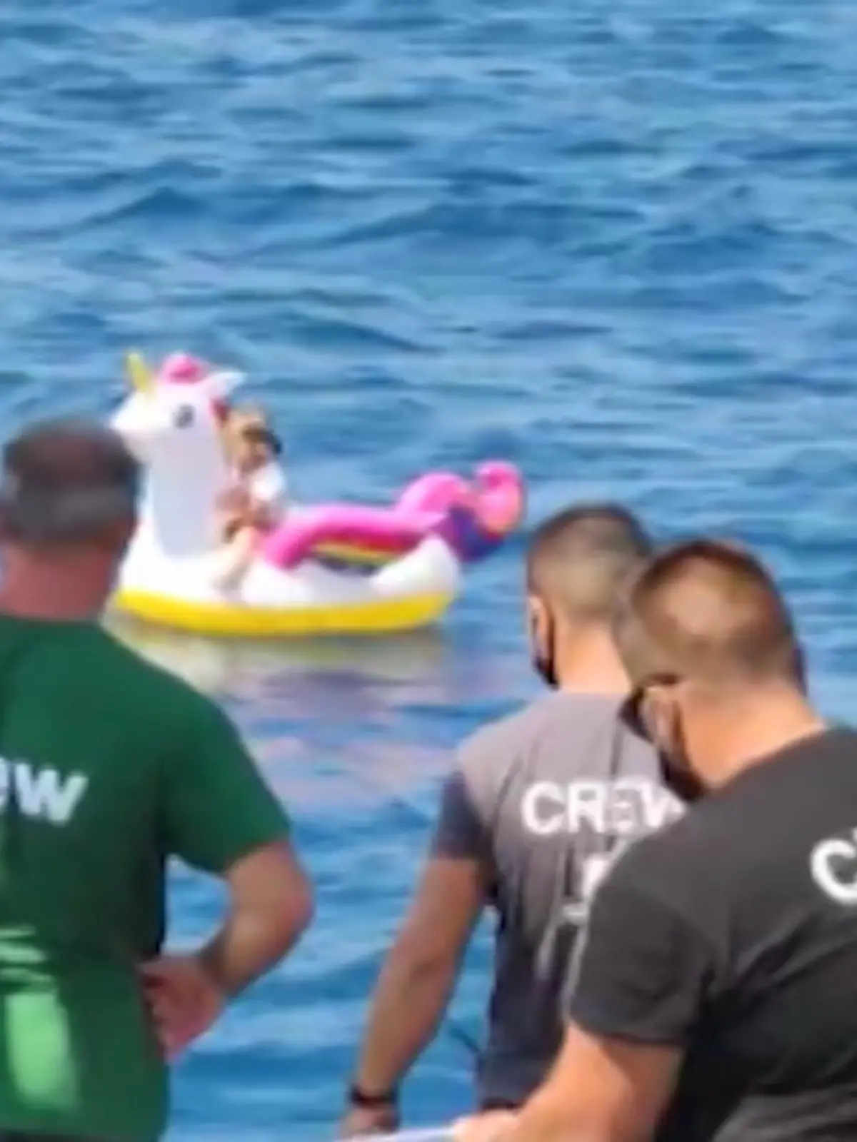 Diese 4-jährige ist mit ihrem aufblasbaren Einhorn vor der Küste Griechenlands aufs Meer rausgetrieben. Ihre Eltern hatten sie zuvor am Strand aus den Augen verloren und alarmierten die Behörden. Diese senden einen Notruf an die Schiffe in der Region. Der Kapitän einer Passagierfähre näherte sich daraufhin dem verängstigten Mädchen und sie wird an Board geholt. Und auch das Einhorn wird nicht zurückgelassen.
