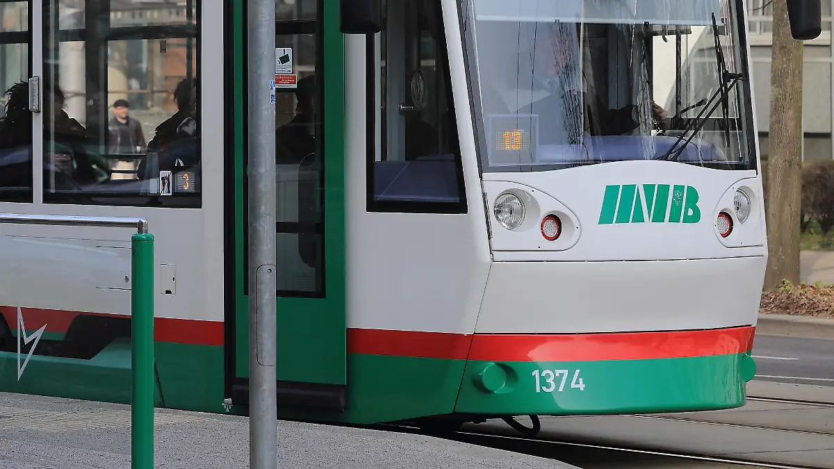 Der Mann wurde von einer Straßenbahn in Magdeburg überrollt.