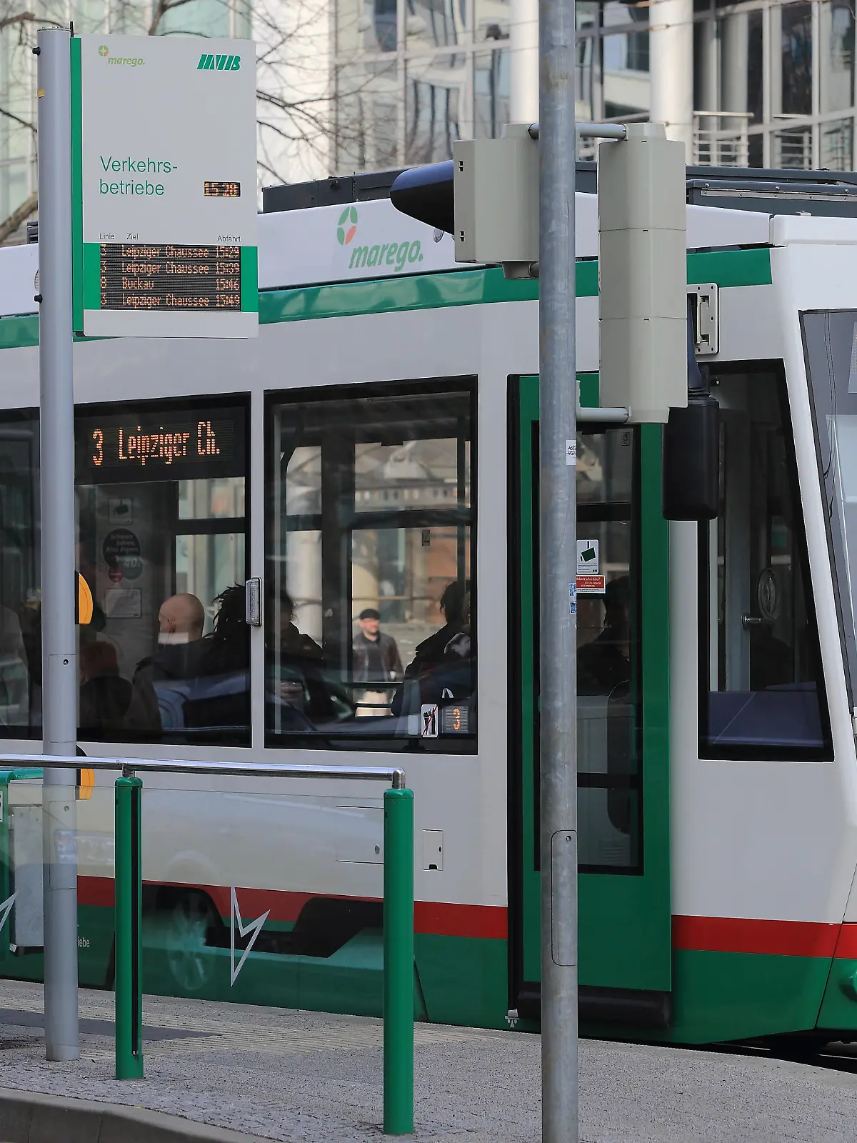 Der Mann wurde von einer Straßenbahn in Magdeburg überrollt.