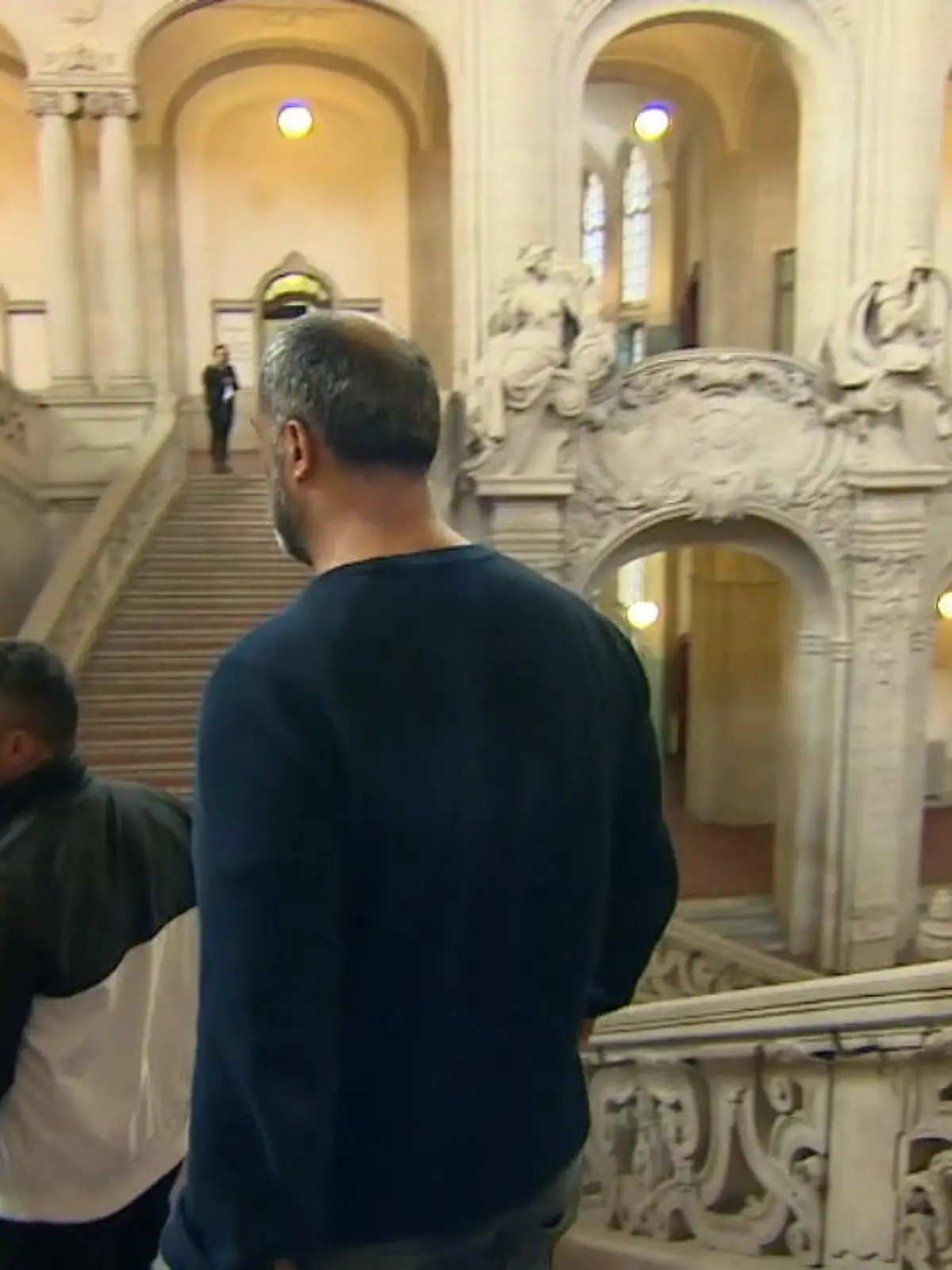 Am 4. Prozesstag gegen Clanchef Arafat Abou-Chaker und drei seiner Brüder, wurde Bushido am Montag als Zeuge befragt. Der Rapper wurde von 5 Personenschützern begleitet.  Unsere RTL-Reporterin hat den Clanchef auf den Polizeischutz angesprochen.
Vor Gericht in Berlin verlangten Abo-Chakers Anwälte am Montag weitere Akteneinsicht und verzögerten so die Bushido-Aussage.