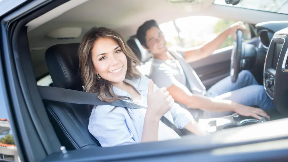 Glückliches Paar im Auto