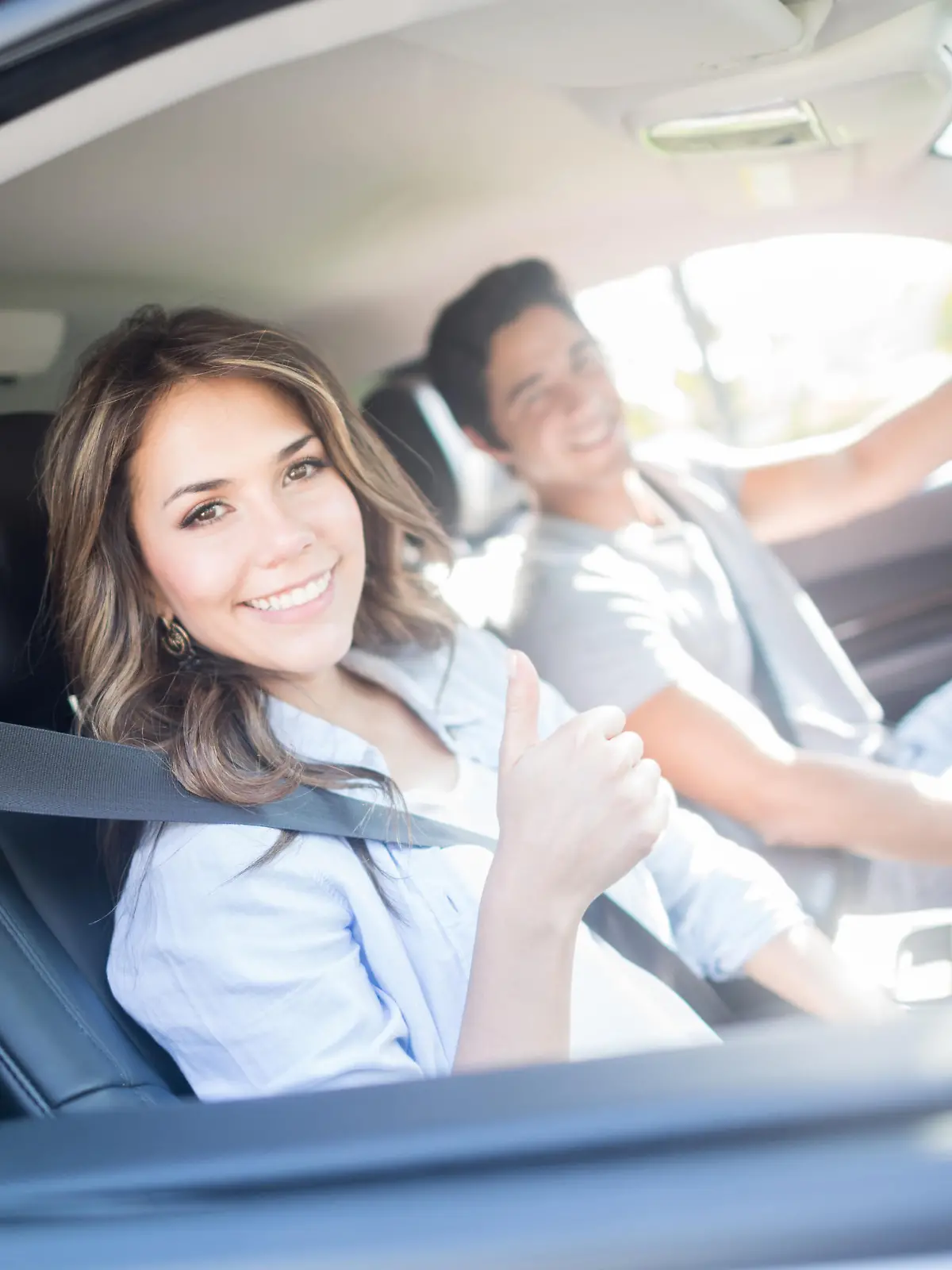 Glückliches Paar im Auto