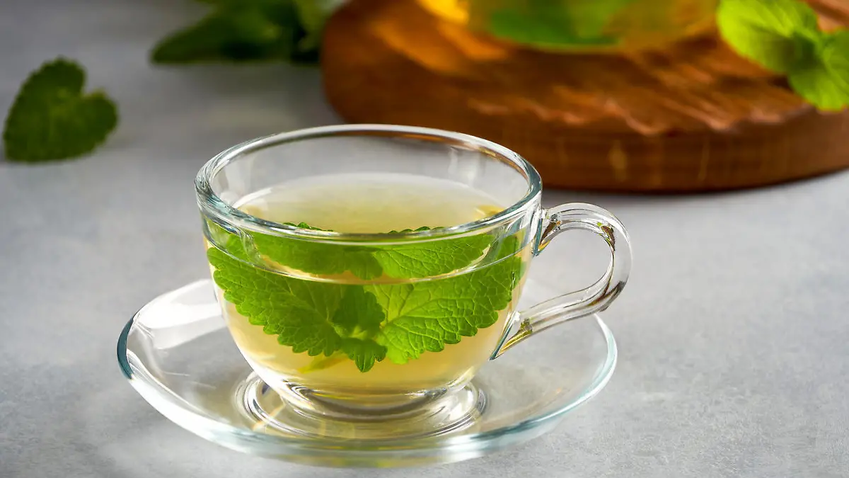 Melissengeist im Tee