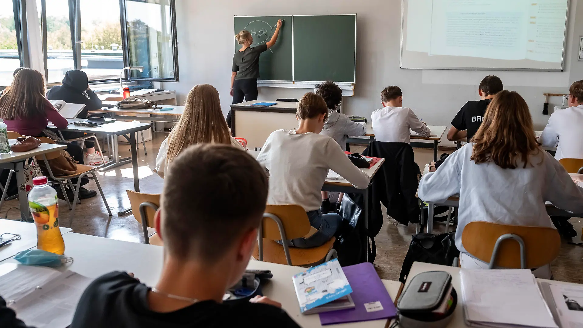 ARCHIV - 18.09.2020, Baden-Württemberg, Karlsruhe: Im Max-Planck-Gymnasium Karlsruhe findet eine Unterrichtsstunde einer zehnten Klasse statt. Lehrer und Lehrerinnen weiterführender Schulen haben sich in Umfragen ihrer Berufsverbände mit deutlicher Mehrheit für die Wiedereinführung verbindlicher Grundschulempfehlungen ausgesprochen. (zu dpa «Umfragen: Gros der Lehrer für verbindliche Grundschulempfehlung») Foto: Uli Deck/dpa - ACHTUNG: Nur zur redaktionellen Verwendung im Zusammenhang mit der aktuellen Berichterstattung und nur mit vollständiger Nennung des vorstehenden Credits +++ dpa-Bildfunk +++