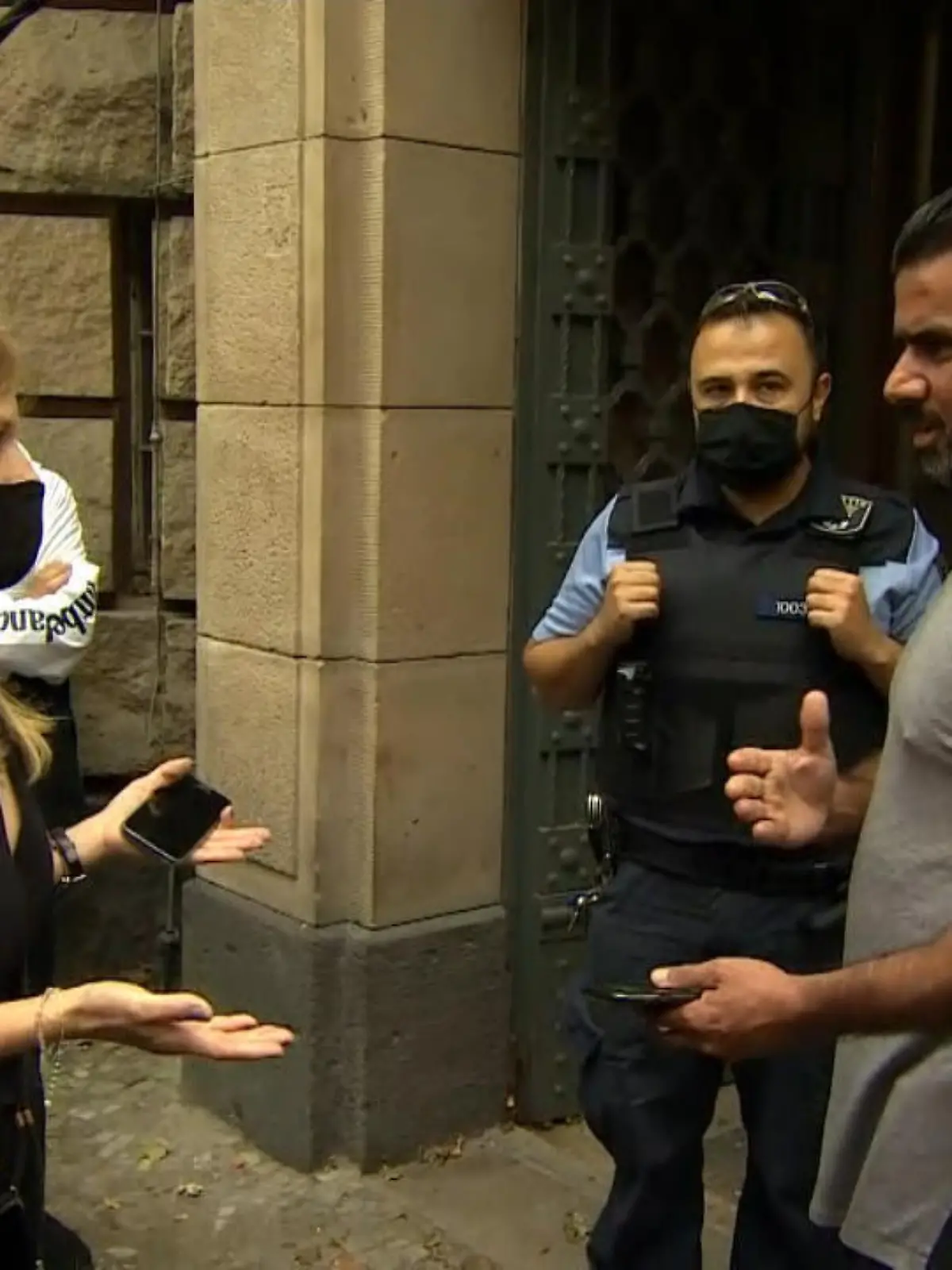 Vier Brüder des Abou-Chaker-Clans sind angeklagt, weil sie Rapper Bushido beleidigt und drangsaliert haben sollen. Ein weiterer Bruder hatte es Mittwoch ganz besonders eilig, dem Prozess in Berlin beizuwohnen: Momo Abou-Chaker drängte sich an der Schlange vorbei ins Landgericht und lieferte sich einen verbalen Schlagabtausch mit der Gerichtssprecherin.