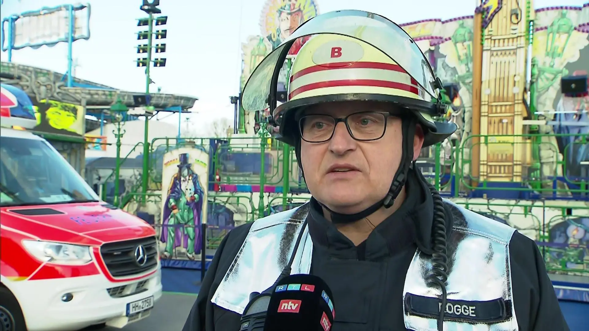 Olaf Rogge von der Feuerwehr in Hamburg leitete die Höhenretter beim Einsatz auf dem Hamburger Dom am Montagnachmittag.