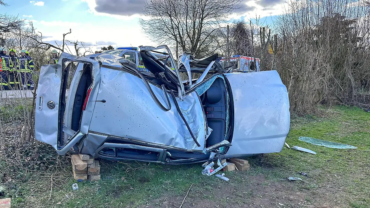 Schwerer Verkehrsunfall zwischen Barum und Tätendorf-Eppensen. Auch die Freiwillige Feuerwehr rückt aus.
