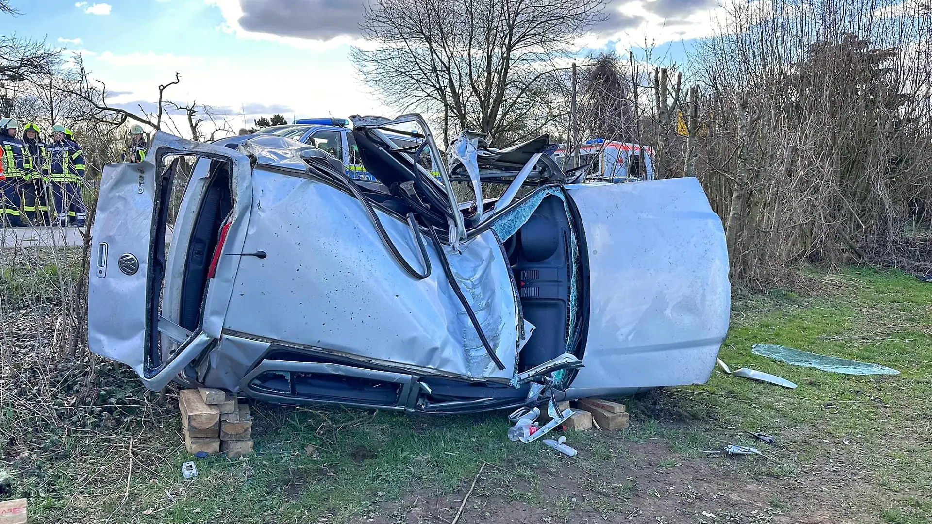 Schwerer Verkehrsunfall zwischen Barum und Tätendorf-Eppensen. Auch die Freiwillige Feuerwehr rückt aus.