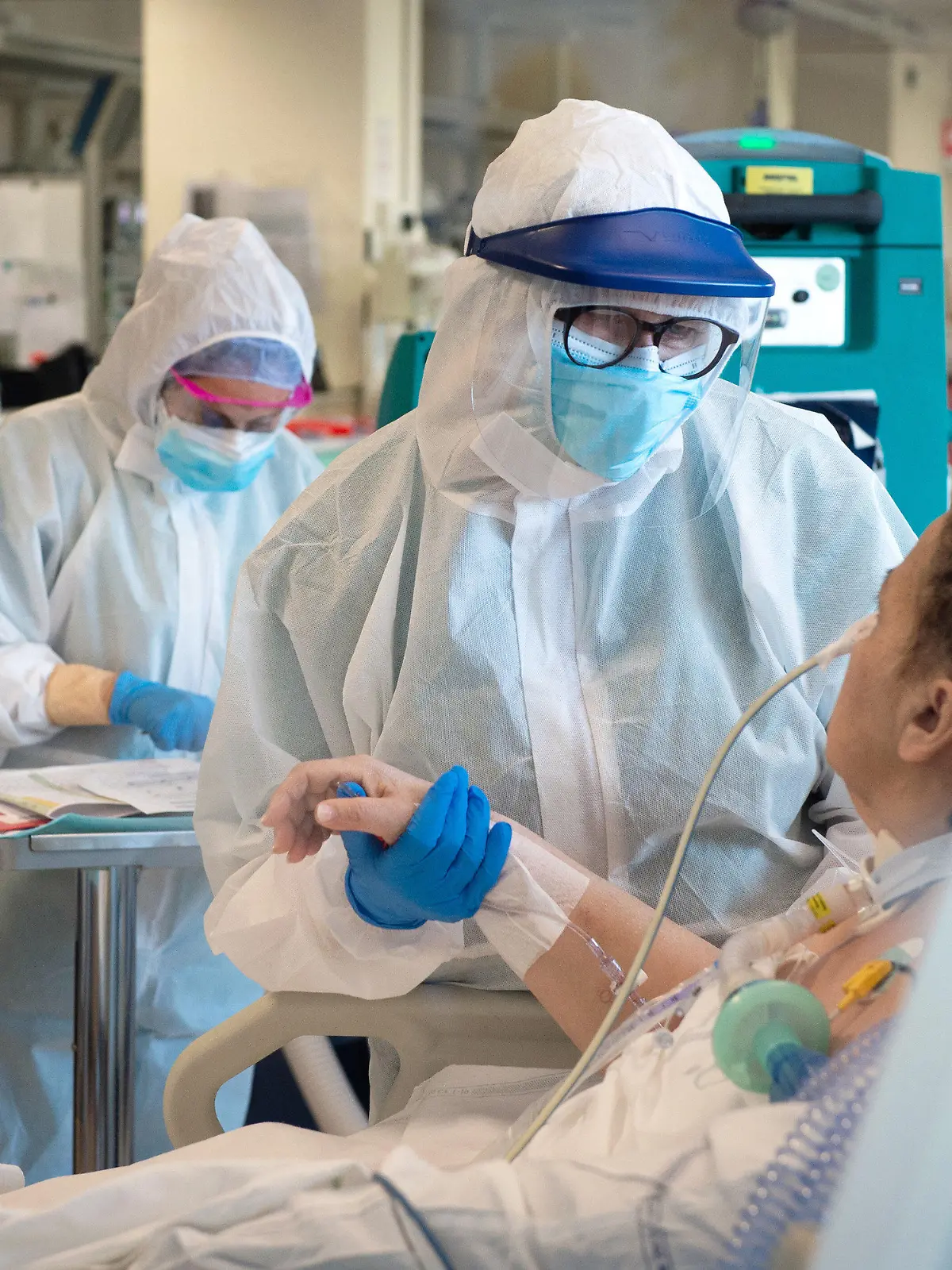 dpatopbilder - 08.04.2020, Italien, Bologna: Gesundheitspersonal versorgt Coronavirus-Patienten auf einer Intensivstation im Sant'Orsola Malpighi Krankenhaus. Foto: Massimo Paolone/LaPresse via ZUMA Press/dpa +++ dpa-Bildfunk +++