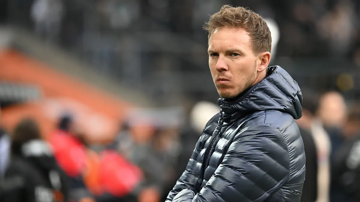 ARCHIV - 18.02.2023, Nordrhein-Westfalen, Mönchengladbach: Fußball: Bundesliga, Borussia Mönchengladbach - Bayern München, 21. Spieltag, Stadion im Borussia-Park: Bayerns Trainer Julian Nagelsmann steht vor dem Spiel an der Seitenlinie. Julian Nagelsmann wird wohl nicht Tottenham übernehmen. (zu dpa: «Bericht: Tottenham keine Option für Nagelsmann») Foto: Federico Gambarini/dpa +++ dpa-Bildfunk +++