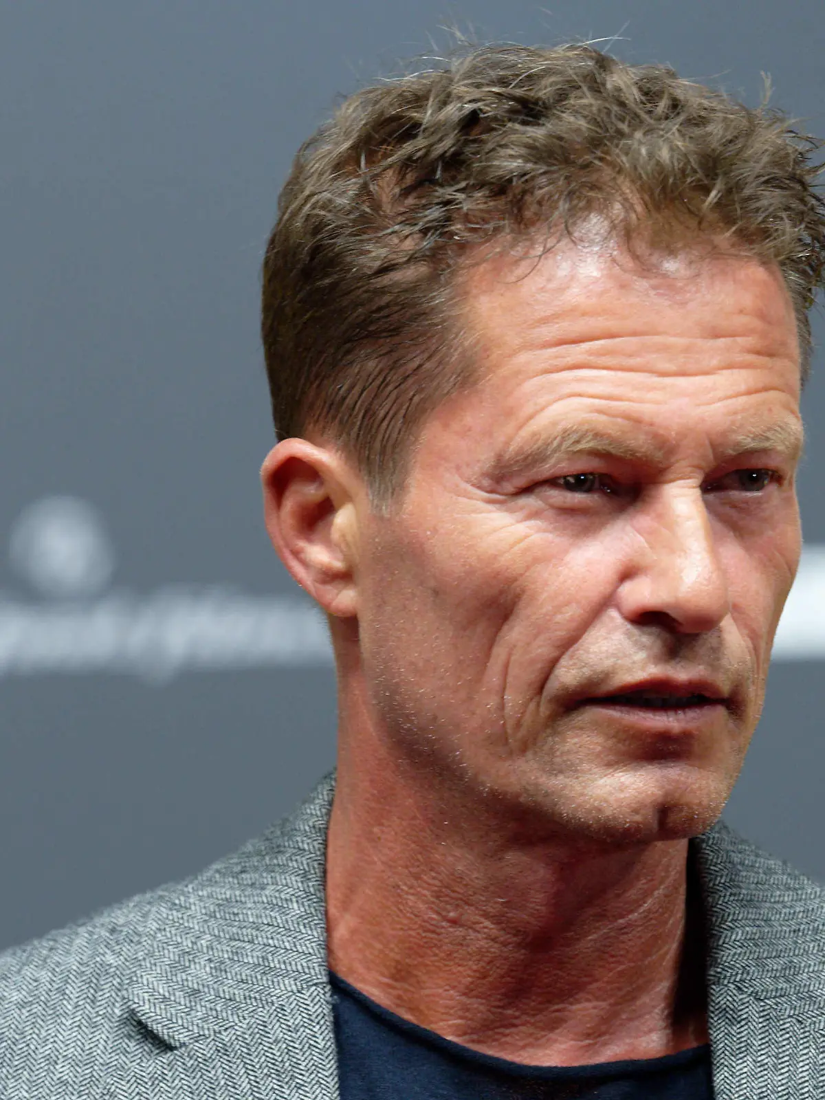 ARCHIV - 26.03.2023, Nordrhein-Westfalen, Köln: Schauspieler Til Schweiger kommt zur Premiere des Films «Manta Manta - Zwoter Teil». Schweiger wollte die Fortsetzung von «Manta Manta» bewusst nicht zu sehr an den Zeitgeist anpassen. «Wir wollten aus "Manta Manta - Zwoter Teil" keinen Woke-Film machen», sagte der Schauspieler und Regisseur der Deutschen Presse-Agentur in Köln. (zu dpa "Til Schweiger: «Wir wollten keinen Woke-Film machen») Foto: Henning Kaiser/dpa +++ dpa-Bildfunk +++
