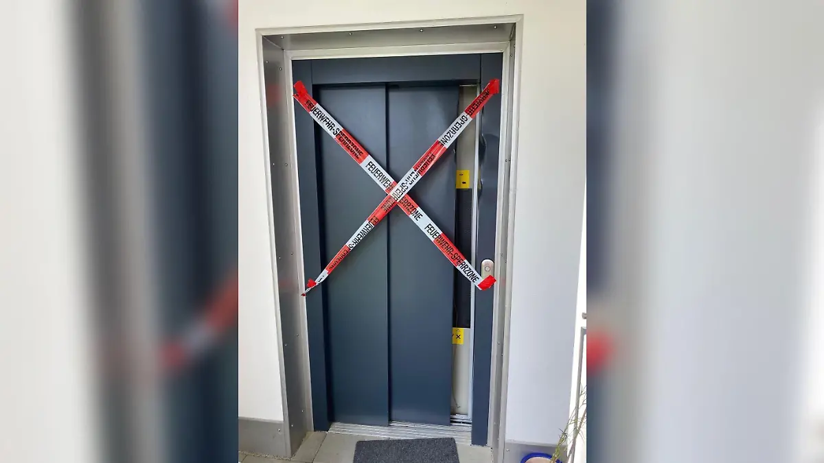 Anwälte der Hausverwaltung sendeten der Feuerwehr ein Schreiben zu. Sie forderten die Rettungskräfte dazu auf, den durch die Rettung am Lift entstandenen Schaden in Höhe von 7.050,50 Euro zu begleichen.