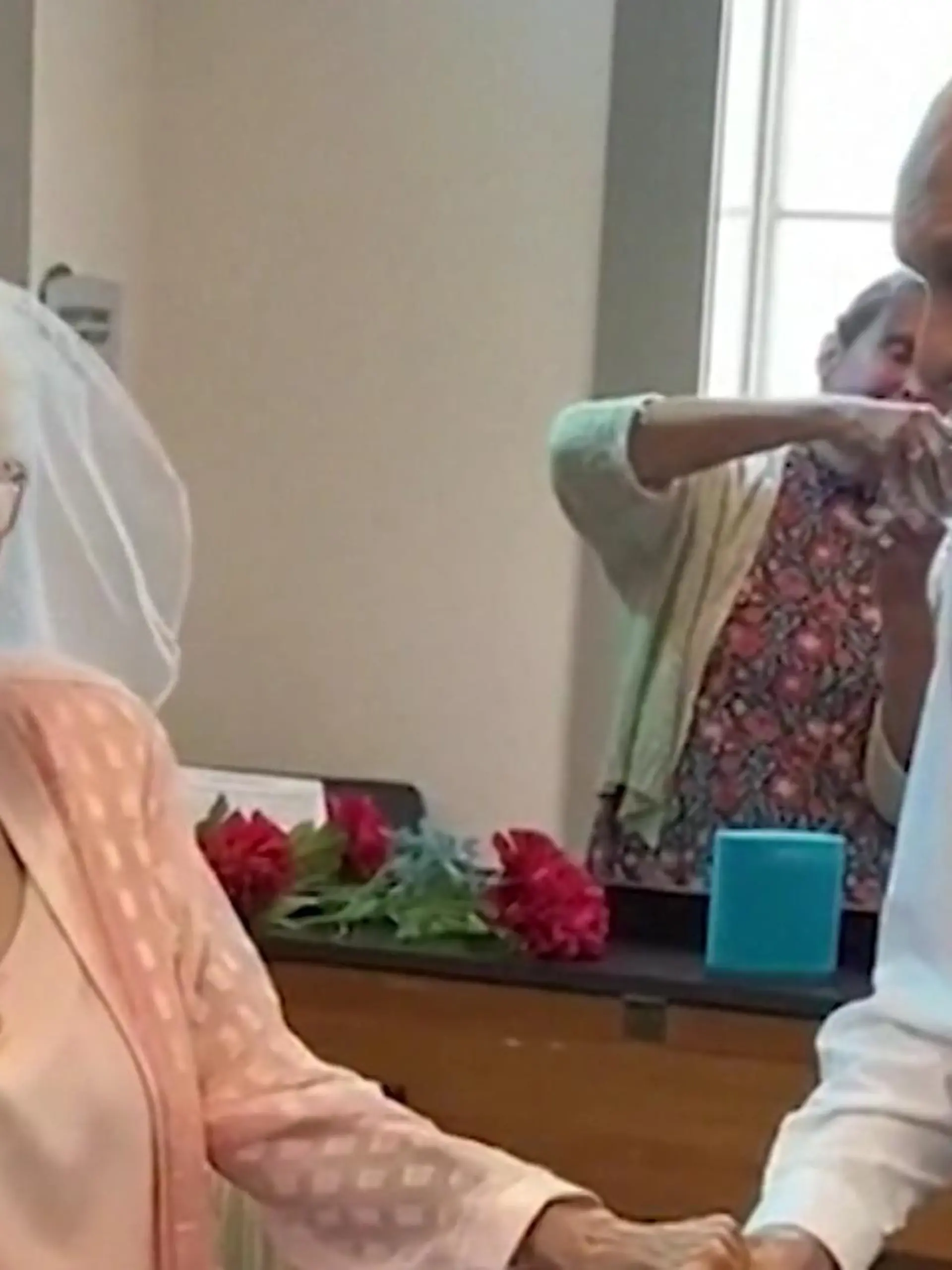 Zwei Senioren aus den USA haben sich nach 73 Jahren Ehe mit ihren Rollatoren auf den Weg zur Kirche gemacht, um ihr Eheversprechen zu erneuern! Doch was ist das Geheimnis ihrer langen Ehe? Das verraten wir im Video.