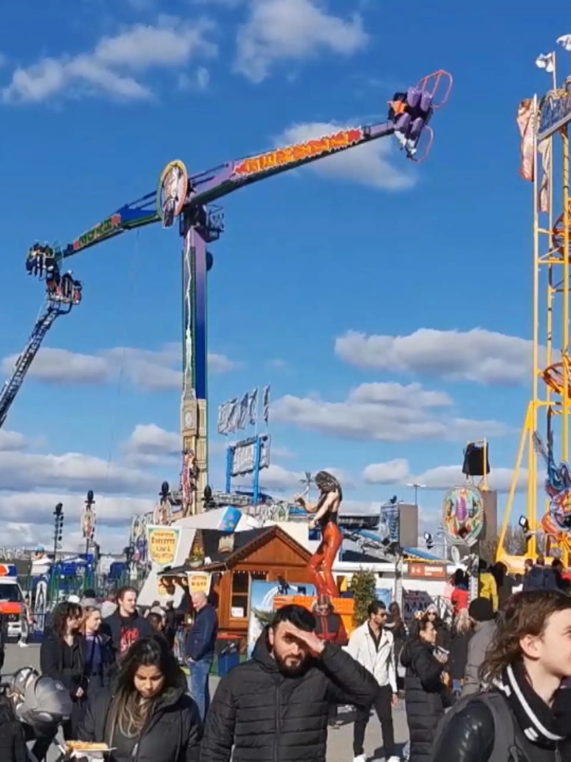 Und plötzlich bewegte sich nichts mehr – in 20 Metern Höhe! Am Montagnachmittag ist auf dem Hamburger Dom, dem größten Volksfest Norddeutschlands, ein Fahrgeschäft stehen geblieben. Mehrere Personen waren zu dieser Zeit an Bord. Mehr dazu im Video.