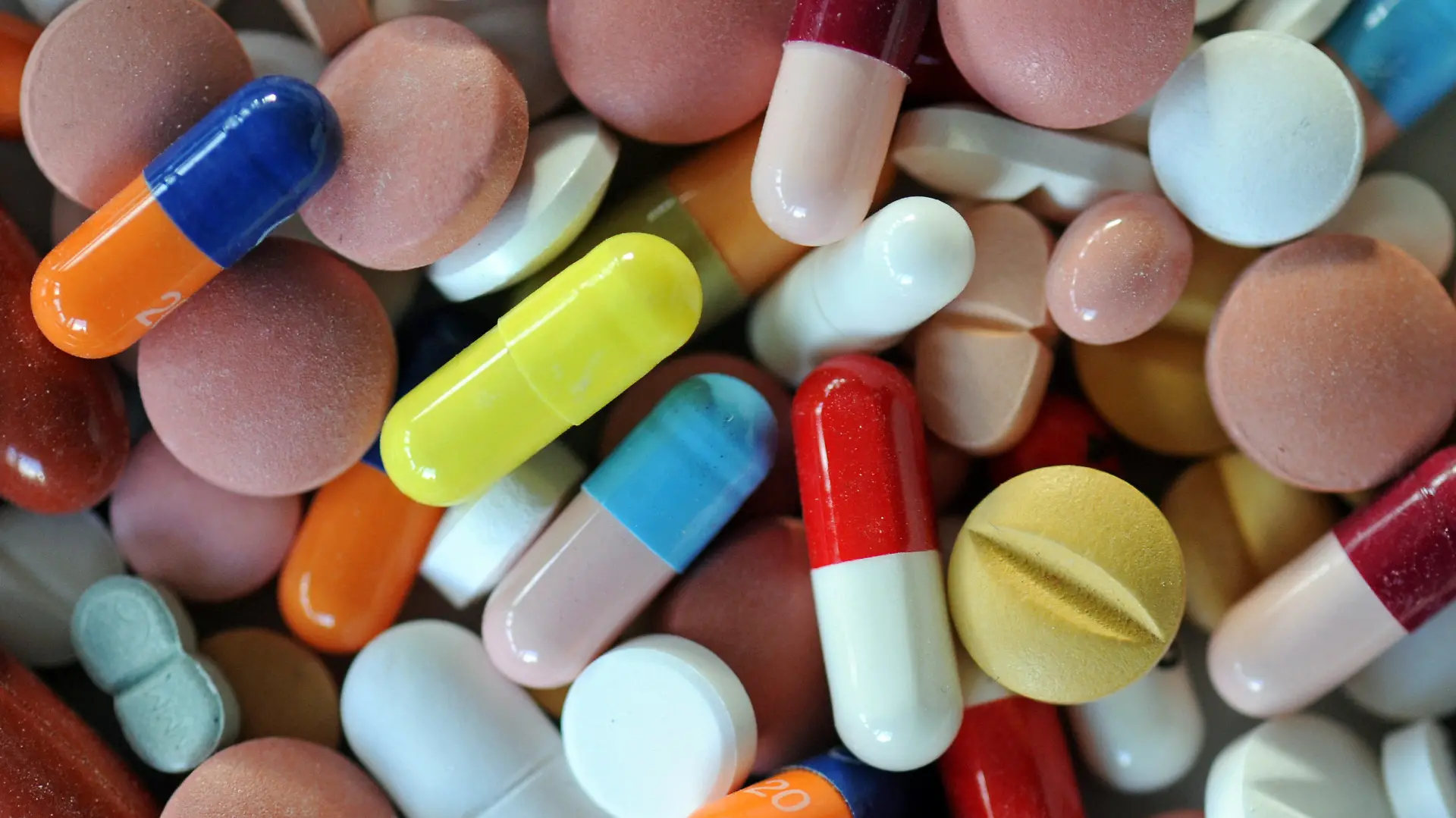 ARCHIV - ILLUSTRATION - Verschiedene Pillen und Tabletten liegen auf einem Teller, aufgenommen am 20.02.2012. Zwei von drei neuen Arzneimitteln gegen schwere Krankheiten helfen den Patienten laut offizieller Prüfung mehr als die bisher gängigen Medikamente. Doch die Bescheinigung eines wirklich beträchtlichen Zusatznutzens verfehlten die allermeisten dieser Präparate gegen Krebs, Bluthochdruck, Diabetes und andere Leiden. Das geht aus einer Bilanz des zuständigen höchsten Gremiums im Gesundheitswesen, des Gemeinsamen Bundesausschusses (G-BA), hervor. Sie lag der Deutschen Presse-Agentur (dpa) am Freitag (10.05.2013) in Berlin vor. Foto: Matthias Hiekel/dpa (zu dpa "Jedes fünfte Medikament bringt beträchtlich mehr" vom 10.05.2013) +++(c) dpa - Bildfunk+++