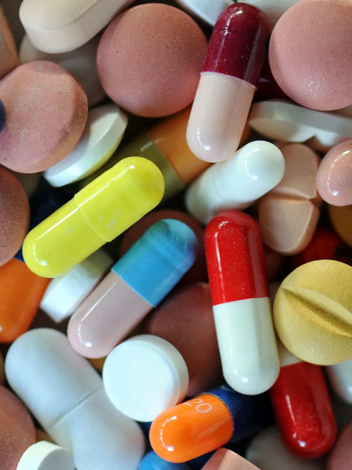 ARCHIV - ILLUSTRATION - Verschiedene Pillen und Tabletten liegen auf einem Teller, aufgenommen am 20.02.2012. Zwei von drei neuen Arzneimitteln gegen schwere Krankheiten helfen den Patienten laut offizieller Prüfung mehr als die bisher gängigen Medikamente. Doch die Bescheinigung eines wirklich beträchtlichen Zusatznutzens verfehlten die allermeisten dieser Präparate gegen Krebs, Bluthochdruck, Diabetes und andere Leiden. Das geht aus einer Bilanz des zuständigen höchsten Gremiums im Gesundheitswesen, des Gemeinsamen Bundesausschusses (G-BA), hervor. Sie lag der Deutschen Presse-Agentur (dpa) am Freitag (10.05.2013) in Berlin vor. Foto: Matthias Hiekel/dpa (zu dpa "Jedes fünfte Medikament bringt beträchtlich mehr" vom 10.05.2013) +++(c) dpa - Bildfunk+++