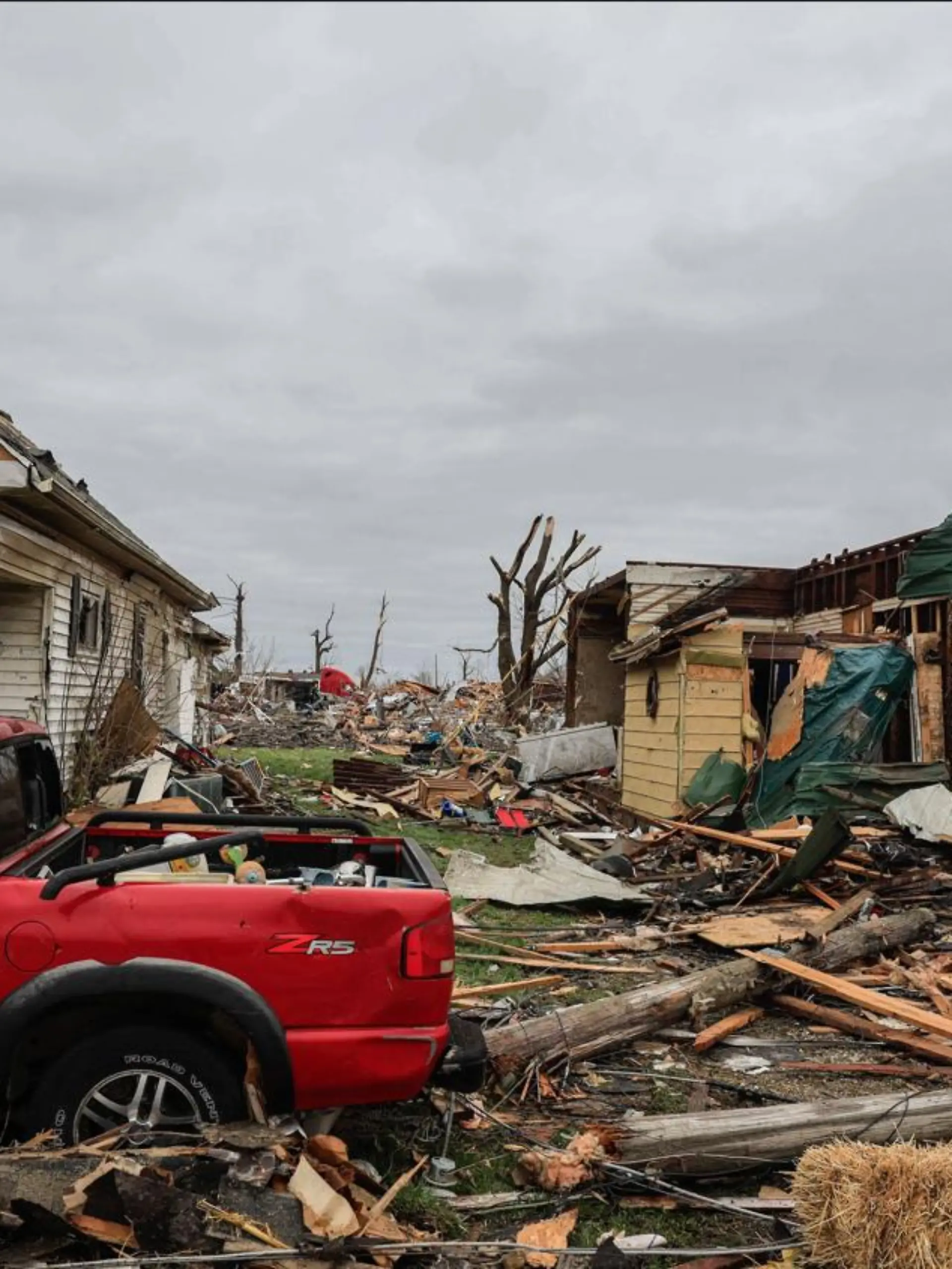 Sullivan (Indiana, USA) - Ein Wohngebiet liegt nach einem Tornado in Trümmern