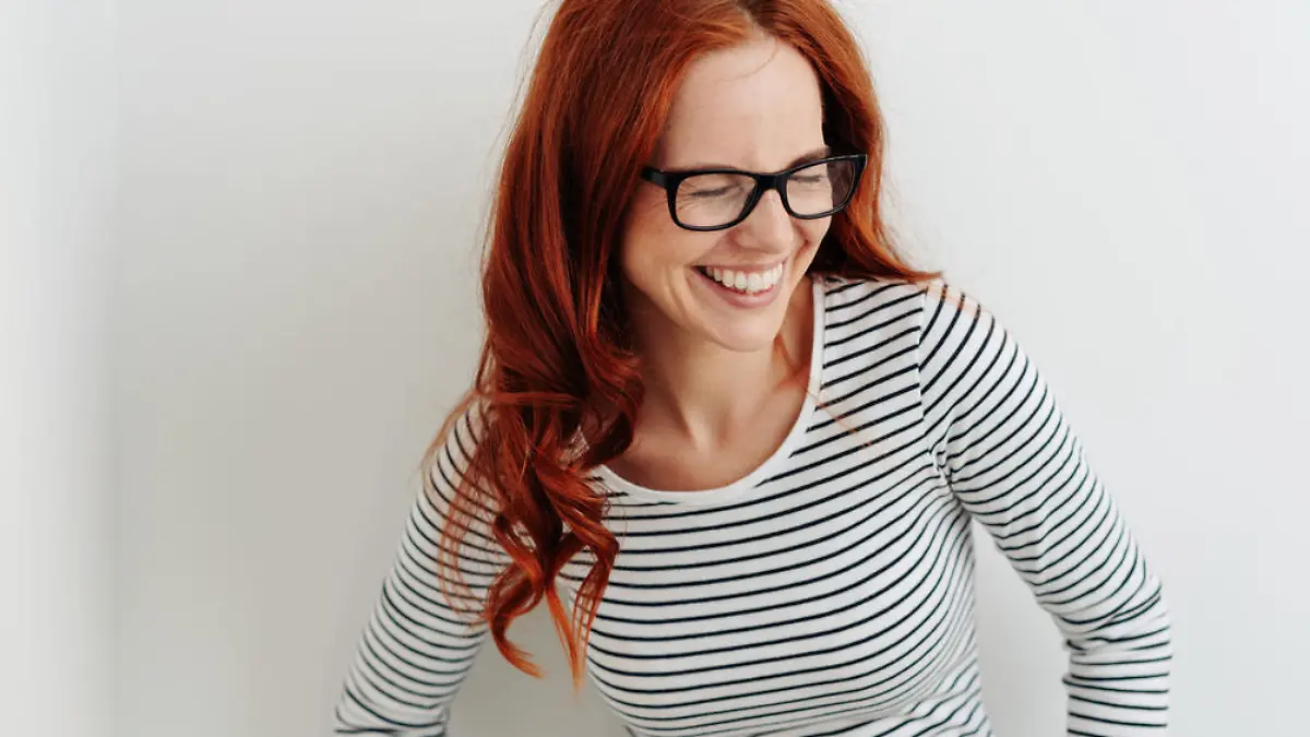 Frau mit moderner Brille