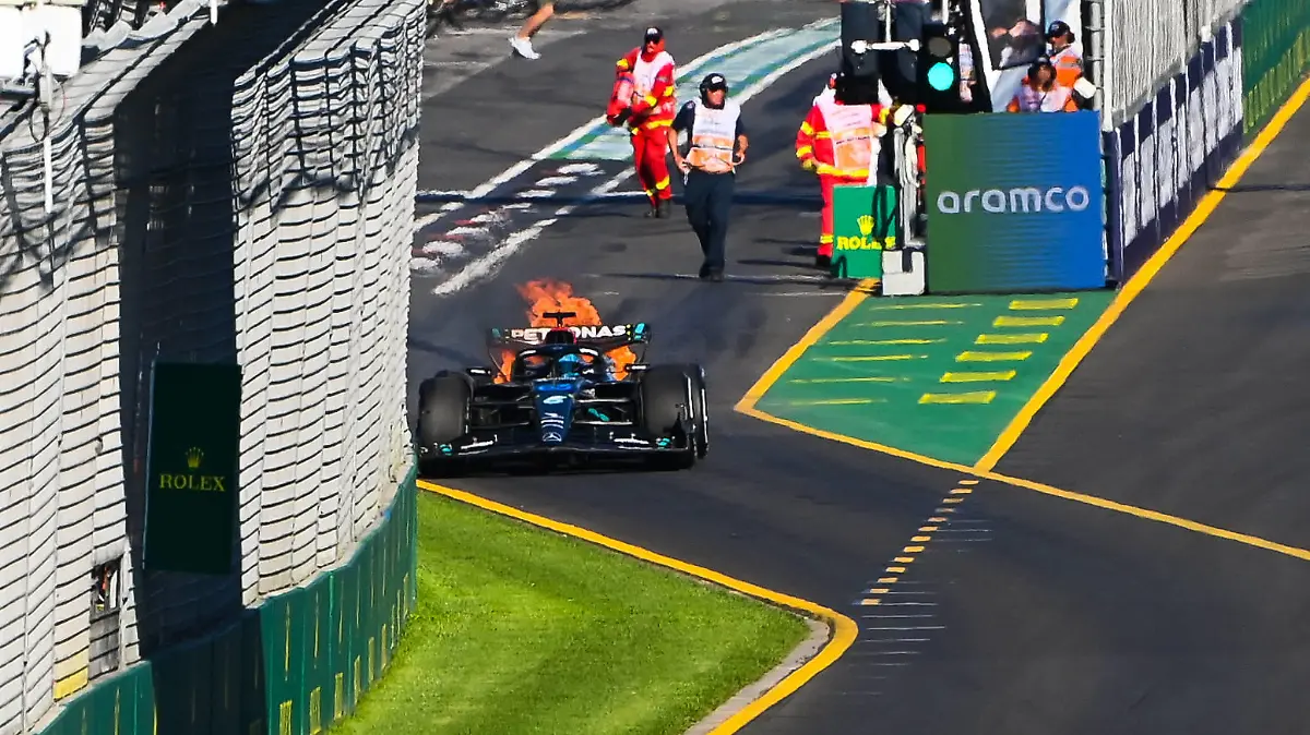 Formula 1 2023: Australian GP MELBOURNE GRAND PRIX CIRCUIT, AUSTRALIA - APRIL 02: George Russell, Mercedes F1 W14, comes to a halt in flames at the pit lane exit during the Australian GP at Melbourne Grand Prix Circuit on Sunday April 02, 2023 in Melbourne, Australia. Photo by Mark Sutton / Sutton Images Images PUBLICATIONxINxGERxSUIxAUTxHUNxONLY GP2303_144825MS3_6618