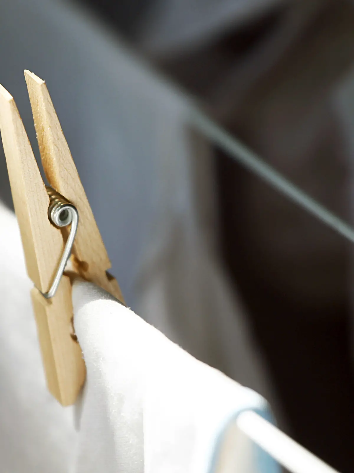 Eine Klammer aus Holz hält ein Stück Babywäsche an der Leine auf einem Wäscheständer, aufgenommen Frankfurt/Main am 19.08.2007. Obwohl Klammern aus Plastik billiger sind und angeblich auch weniger Spuren auf der Wäsche hinterlassen, ist die Holzklammer immer noch nicht "ausgestorben". Foto: Wolfram Steinberg +++(c) dpa - Report+++