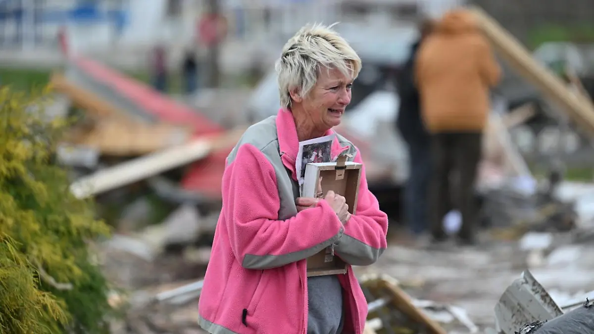 Sullivan, Indiana, USA: 1. April 2023: Eine Frau betrachtet die vom Tornado zerstörte Umgebung