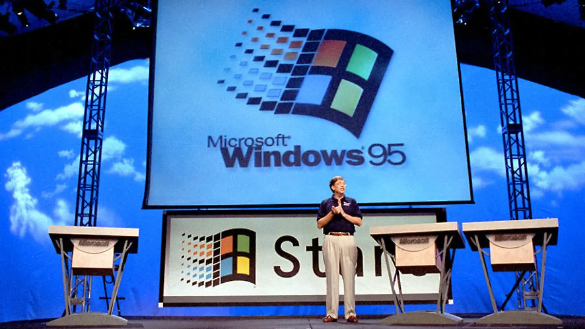 ARCHIV - 24.08.1995, USA, Remond: Microsoft-Gründer Bill Gates stellt in den USA das Betriebssystem Windows 95 dem Publikum vor. Besonders sicher und stabil war Windows 95 nicht gerade. Doch die neue Optik und viele Verbesserungen in dem Betriebssystem machten es leichter, am PC zu arbeiten und zu spielen. Bill Gates schwärmt auch 25 Jahre danach vom «Meilenstein in der Microsoft-Geschichte». (zu dpa ««Start Me Up»: Windows 95 löste vor 25 Jahren den PC-Boom aus") Foto: DB/dpa +++ dpa-Bildfunk +++