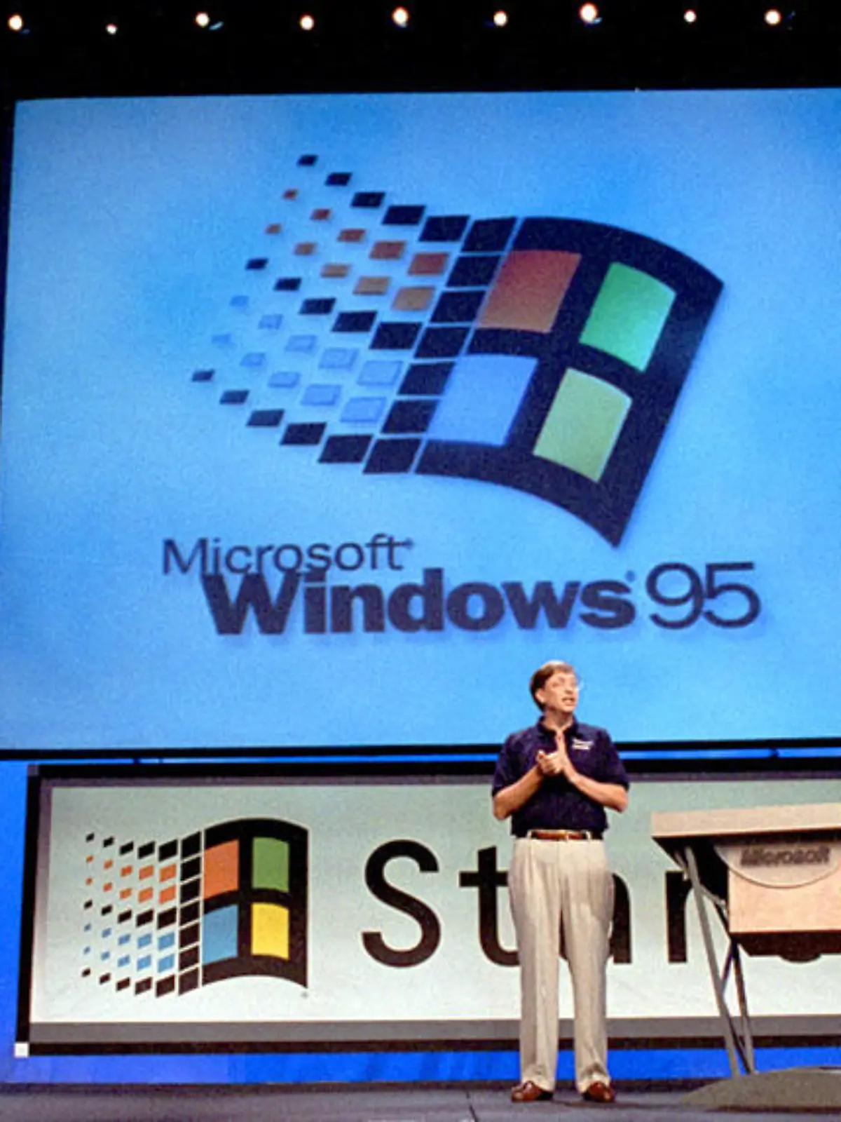 ARCHIV - 24.08.1995, USA, Remond: Microsoft-Gründer Bill Gates stellt in den USA das Betriebssystem Windows 95 dem Publikum vor. Besonders sicher und stabil war Windows 95 nicht gerade. Doch die neue Optik und viele Verbesserungen in dem Betriebssystem machten es leichter, am PC zu arbeiten und zu spielen. Bill Gates schwärmt auch 25 Jahre danach vom «Meilenstein in der Microsoft-Geschichte». (zu dpa ««Start Me Up»: Windows 95 löste vor 25 Jahren den PC-Boom aus") Foto: DB/dpa +++ dpa-Bildfunk +++