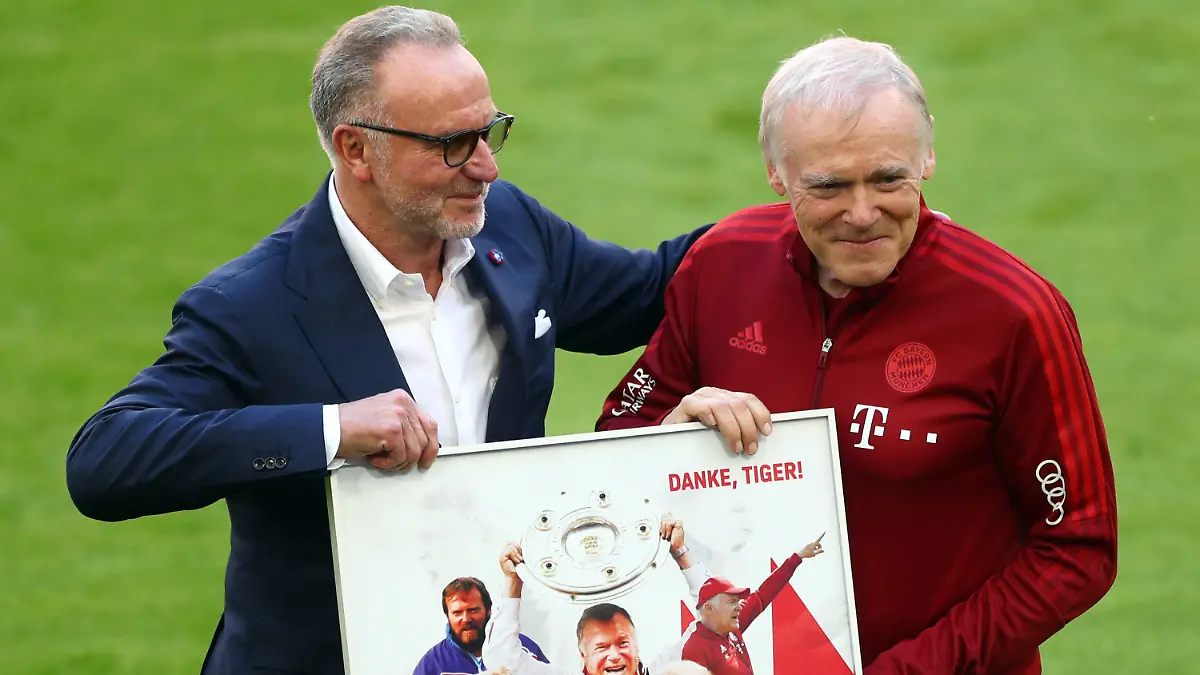 22.05.2021, Bayern, München: Fußball: Bundesliga, FC Bayern München - FC Augsburg, 34. Spieltag in der Allianz-Arena. Karl-Heinz Rummenigge (l), Vorstandsvorsitzender vom FC Bayern, verabschiedet Co-Trainer Hermann Gerland. (zu dpa "Gerland über Bochum - und sein Bayern-Aus: Initiative «von mir aus»") Foto: Matthias Schrader/AP-Pool/dpa +++ dpa-Bildfunk +++