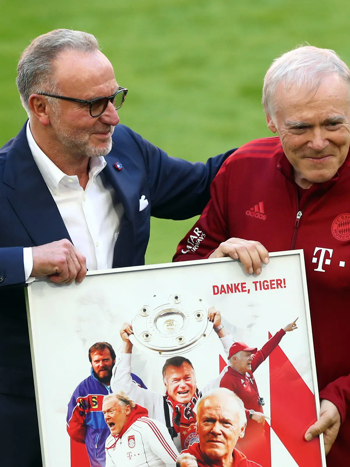 22.05.2021, Bayern, München: Fußball: Bundesliga, FC Bayern München - FC Augsburg, 34. Spieltag in der Allianz-Arena. Karl-Heinz Rummenigge (l), Vorstandsvorsitzender vom FC Bayern, verabschiedet Co-Trainer Hermann Gerland. (zu dpa "Gerland über Bochum - und sein Bayern-Aus: Initiative «von mir aus»") Foto: Matthias Schrader/AP-Pool/dpa +++ dpa-Bildfunk +++